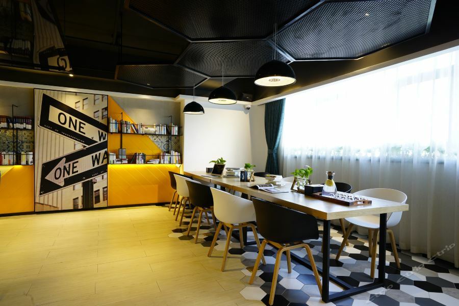 A.t. House Longbai 2* Shanghai